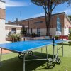 Tavolo da ping-pong vicino a edifici in mattoni.