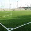 Campo da calcio in erba sintetica.