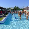 Persone che eseguono esercizi in piscina.