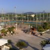 Campo sportivo con recinzione e illuminazione.