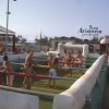 Campo gonfiabile con persone che giocano.