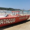 Barca di salvataggio rossa sulla spiaggia con scritta 