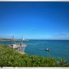 Paiara di legno con vista sul mare blu e cielo sereno.