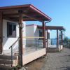 Verande di due cottage affacciati sul mare.