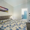 Camera con letto matrimoniale e bagno con pareti blu.