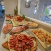 Buffet con affettati, formaggi e pane su un tavolo.