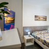 Camera con letto matrimoniale e decorazioni marine.