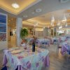 Ristorante elegante con tavoli apparecchiati.