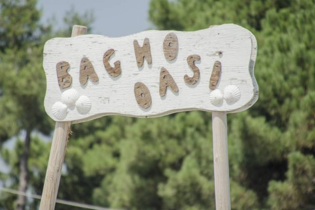 Un cartello di legno con scritto