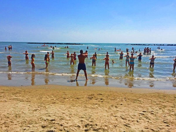 Persone in attività di gruppo in mare.