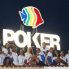 Gruppo di persone in divise bianche e blu su tetto con insegna luminosa 