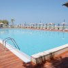 Piscina ampia con bordo in legno.