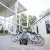 Una rastrelliera con biciclette bianche vicino a una struttura moderna all'aperto.
