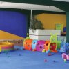 Area giochi coperta con strutture colorate e palline.