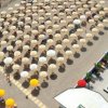 Vista dall'alto di una spiaggia con ombrelloni e piscina.
