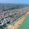 Vista aerea di una città costiera.