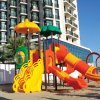 Parco giochi colorato accanto a un edificio.