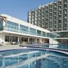 Piscina circolare davanti a un grande edificio.