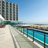 Terrazza con piscina e vista mare.