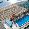 Ombrelloni colorati sulla spiaggia vicino alla piscina.