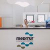 Reception con una persona sorridente, logo 