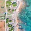 Spiaggia con ombrelloni e mare cristallino.