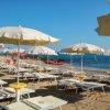 Ombrelloni e lettini sulla spiaggia.