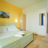 Camera d'albergo con letto matrimoniale e arredo semplice.