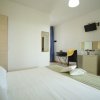 Camera d'albergo con letto matrimoniale e TV.
