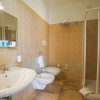 Bagno con doccia, bidet e lavabo.