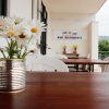 Tavolo esterno di un bar ristorante con fiori in vaso.