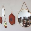 Specchi e decorazioni su una parete di un ristorante.