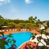 Piscina all'aperto circondata da sedie a sdraio.