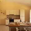 Cucina moderna con tavolo apparecchiato per quattro.