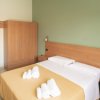 Camera da letto con letto matrimoniale e armadio beige.