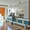 Bar elegante con sedie alte, tende a righe e pavimento lucido.