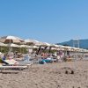 Spiaggia con lettini e ombrelloni.