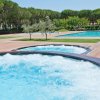 Piscine circondate da prati e alberi.