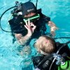 Istruttore di sub insegna in piscina.
