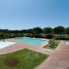 Area piscine con prato verde e camminamenti.
