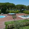Piscine rotonde e rettangolari su piattaforma in legno.