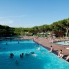 Persone che nuotano e si rilassano in piscina.