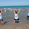 Persone partecipano a un'attività in mare guidati dallo staff.