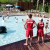 Due bagnini in divisa rossa sorvegliano la piscina.