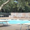 Piscina con idromassaggio e lettini.