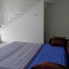 Divano letto blu sotto una scala.