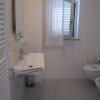 Bagno con lavabo moderno e WC sospeso.