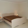 Stanza con letto matrimoniale e comodini.