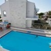 Piscina all'aperto vicino a un edificio.