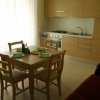 Cucina con tavolo da pranzo apparecchiato.
